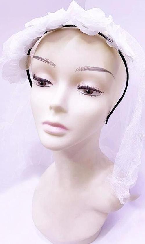 Uzun Duvaklı Üstü Beyaz Çiçekli Parti Tacı