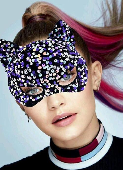 Siyah Kadife Kumaş Üzerine Mor Beyaz Payetli Pullu Parti Maskesi 16X14 Cm