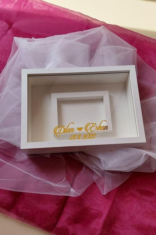25X35 Cm Beyaz Yatay Fotoğraf Alanlı Model Tasarım Gül Kutusu Anı Çerçevesi! Isimli Çerçeve
