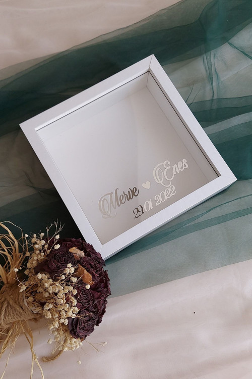25X25 Cm Derin Anı Çerçevesi Düz Zeminli Isimli Ve Tarihli! Derin Çerçeve