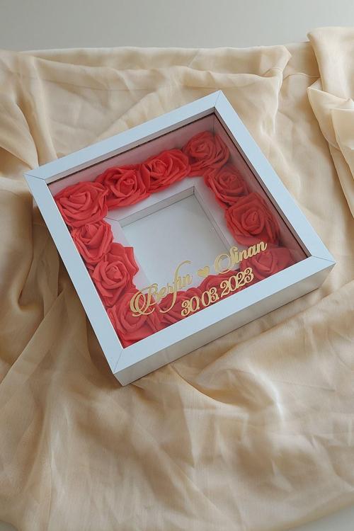 Güllü Anı Çerçevesi! Isimli Ve Tarihli 25X25 Cm 12 Gülü Ile Beraber Fotoğraf Bölümlü Anı Çerçevesi!