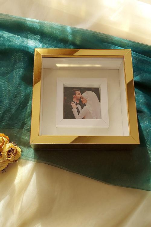 25X25 Cm Fotoğraf Bölümlü Gold Kaplı Verda Anı Çerçevesi-6 Cm Derinlikli Anı Çerçevesi