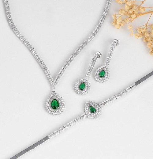 Hürrem Sultan Modeli Zümrüt Taşllı Damla Motifli 925 Ayar Gümüş Set