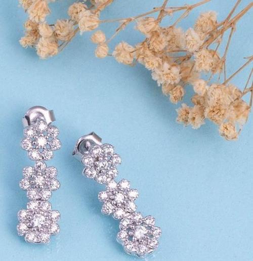 Papatya Montürlü Rodyum Kaplama 925 Ayar Gümüş Küpe
