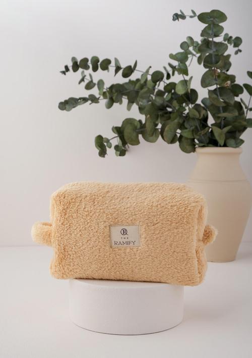 Altın Peluş Kürklü Büyük Boy İçi Kapitoneli Makyaj Çantası