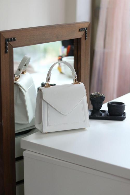 Kadın Beyaz Kapak Detaylı Askılı Omuz Çantası