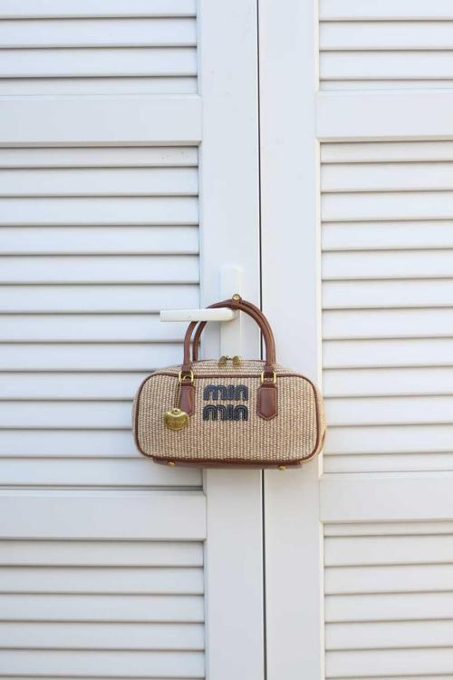 Kadın Camel Hasır Doku Çift Kulp Maskotlu Omuz Çantası