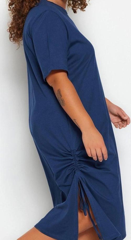 Moda Stil Relaxed Bisiklet Yaka Midi Boy Büyük Beden Yandan Büzgülü ve Yırtmaçlı Örme Elbise