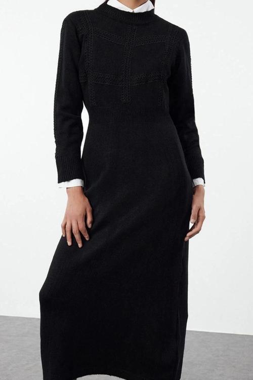 Moda Stil Fitted Dik Yaka Maxi Boy Tesettür Dantel Detalı Yumuşak Dokulu Triko Elbise