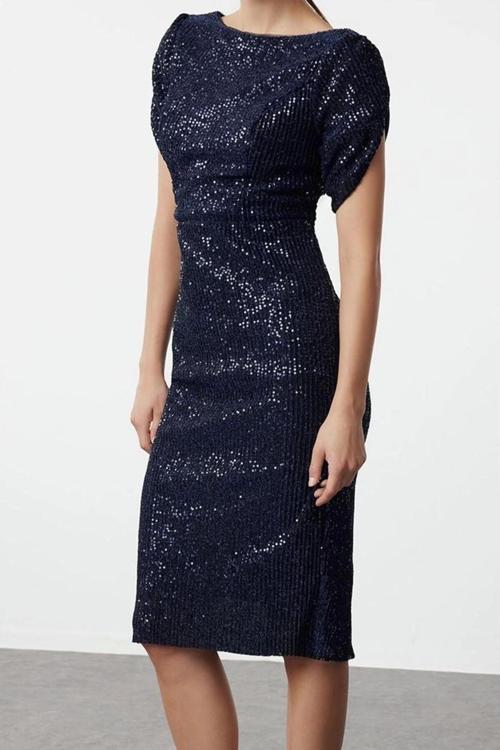 Moda Stil Fitted Kayık Yaka Midi Boy Vücuda Oturan Parıltılı Örme Payet Şık Abiye Elbise