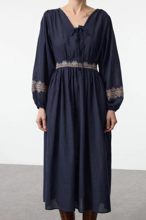Moda Stil Regular V Yaka Midi Boy Belden Açılan Nakışlı Dokuma Elbise
