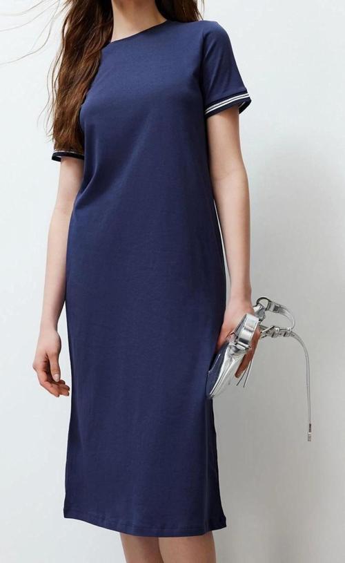 Moda Stil Relaxed Bisiklet Yaka Midi Boy Triko Bant Detaylı Kısa Kol Esnek Örme Elbise