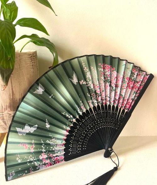 - Yelpaze Özel Hediye Kutusu Ile Pembe Yeşil Çiçekli Desenli Bambu Şık Japon Lüks Özel Tasarım