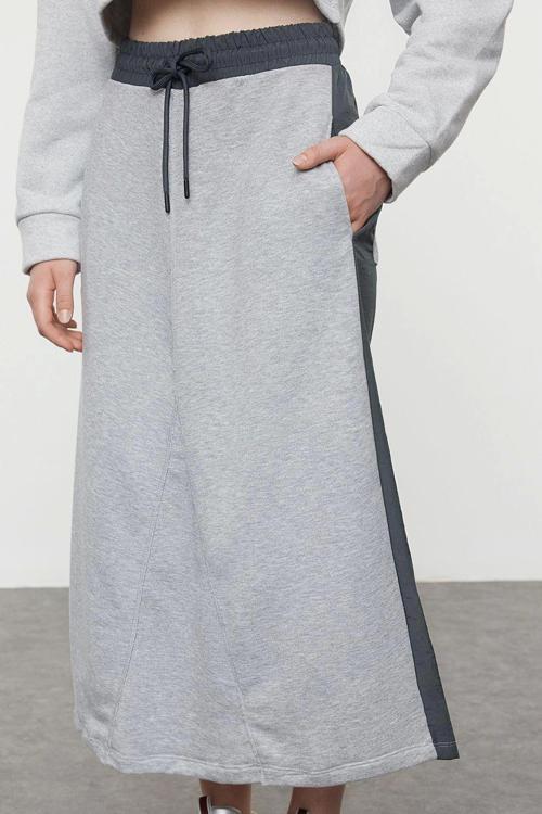 Modern Tarz Astarsız Örme Maxi Boy Paraşüt Detaylı Lastik Bel Relaxed Rahat Kalıp Midi Etek