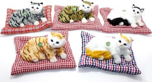 Yastıkta Uzanan Ses Çıkaran Kedi Peluş