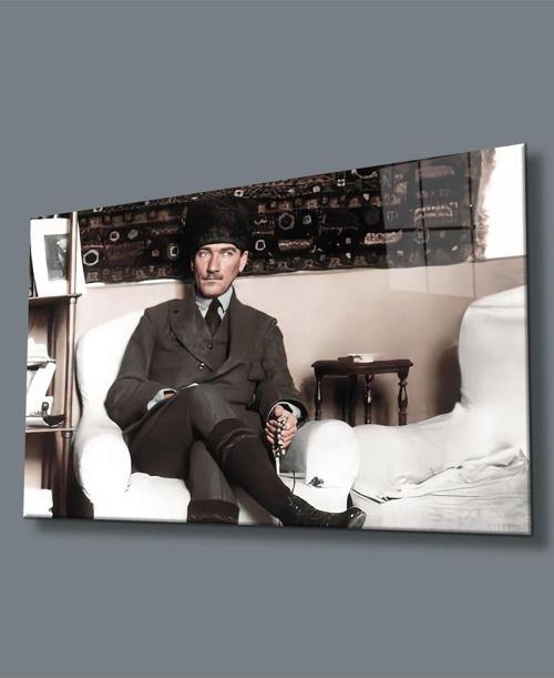 Takım Elbiseli Oturan Atatürk Cam Tablo, Uv Baskılı Ve Temperli, Hediyelik