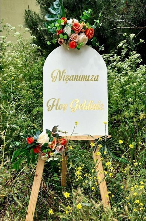 Kişiye Özel Ahşap Mdf Üzerine Gold Pleksi Nişanımıza Hoş Geldiniz Yazılı Karşılama Panosu
