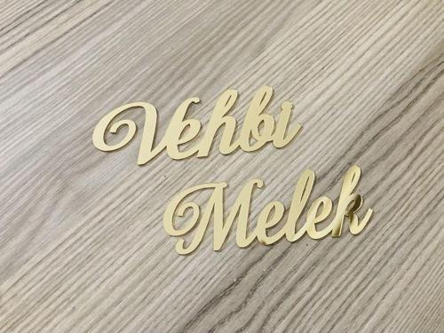 Pleksi İkili İsim Ve Yazısı İle Çiçek Kutusu Çikolata Kutusu Üzeri Pleksi İsim 10 Ar Cm