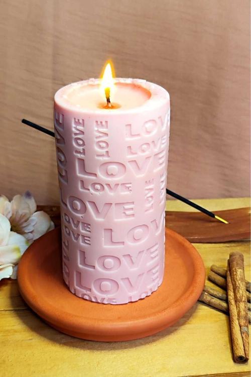 Love Oymalı Büyük Silindir Mum | 12 Cm