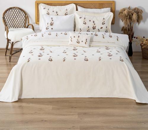 Nova Ekru Punch İşlemeli Çift Kişilik Nevresimli Pike Seti - 8 Parça Çeyiz Seti