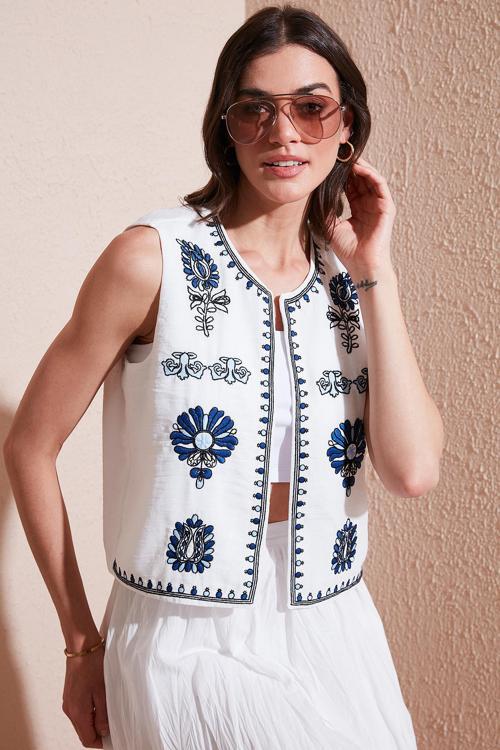 Astarlı Nakış İşlemeli Regular Fit Yuvarlak Yaka Crop Bayan Yelek 611YL129 EKRU
