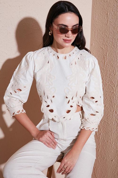 Ajurlu ve Nakış İşlemeli Pamuklu Slim Fit Bisiklet Yaka Crop Bayan Bluz 676215 EKRU