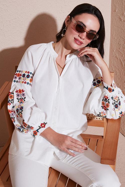Nakış İşlemeli Pamuklu Oversize Fit V Yaka Bayan Gömlek 676253 EKRU