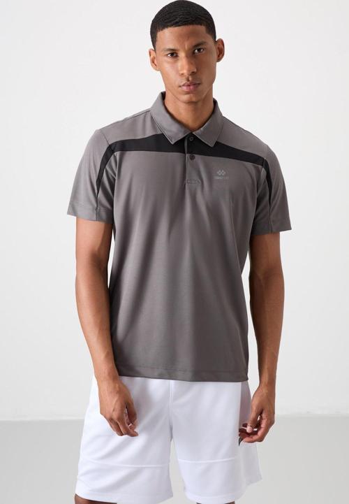 Koyu Gri Polyester Nefes Alan Dokulu İnce Esnek Standart Fit Polo Yaka Erkek Performans T-Shirt - 88