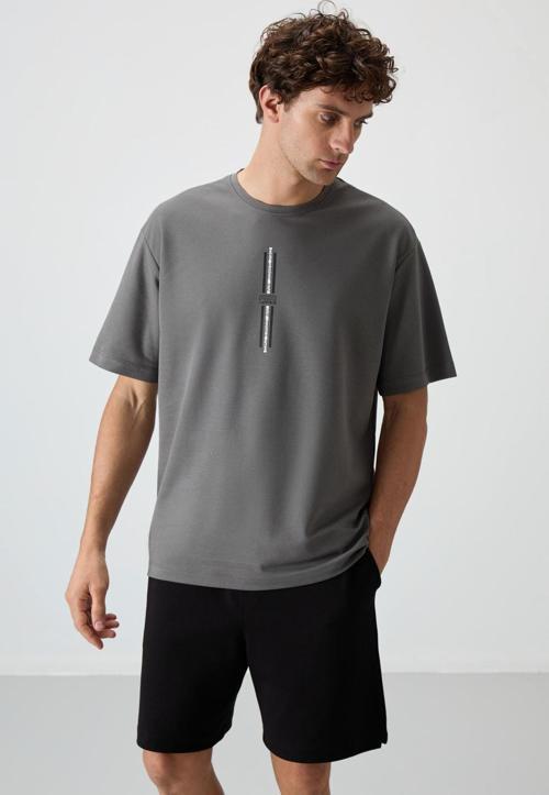 Koyu Gri Pamuklu Kalın Yüzeyi Dokulu Oversize Fit  Baskılı Erkek T-Shirt - 88366