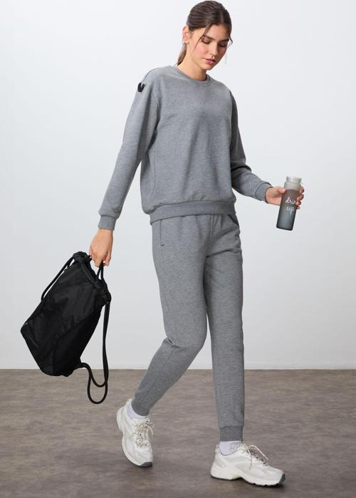 Gri Melanj Kompakt Pamuklu Kalın Pürüzsüz Dokulu O Yaka Oversize Fit Kadın Eşofman Takım - 95341