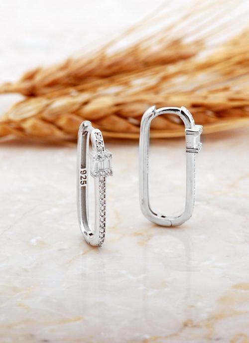 Baget Taşlı Dikdörtgen Rodyumlu Gümüş Küpe 7188