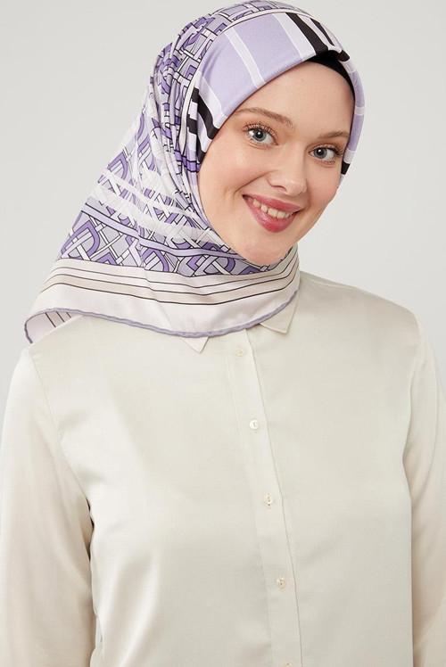 Lila Yazı Baskılı Trend Twill Eşarp