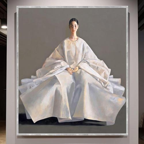 Duvarın Önündeki Kadın Yağlı Boya Dokulu Tablo 100X100 Gümüş Çerçeveli