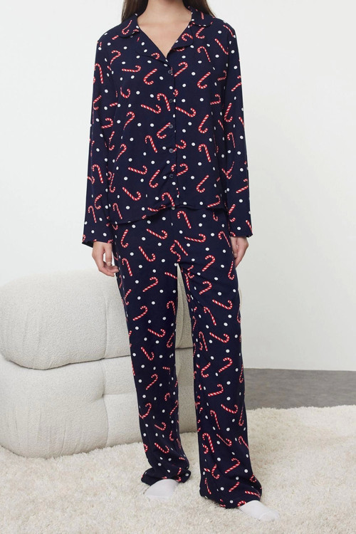 Tarz Rahat Uzun Kollu Geniş Paça Puantiyeli Yılbaşı Temalı Viskon Dokuma Pijama Takımı