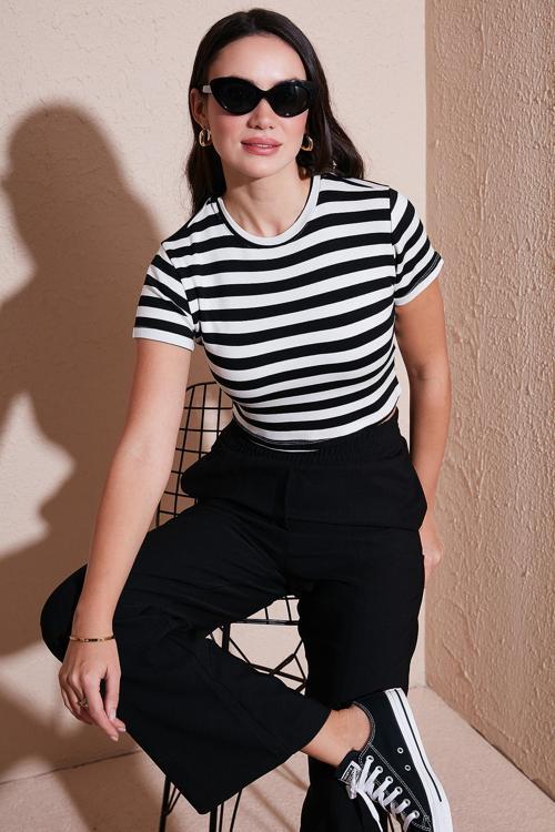 Slim Fit Bisiklet Yaka Çizgili Crop Bayan T Shirt 5866110 SİYAH