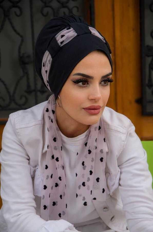 Siyah Pudra Kalp Desen Fularlı Bone