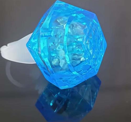 Kristal Tasarımlı Led Glow Işıklı 3 Modlu Mavi Yüzük 3.5 x 5 cm