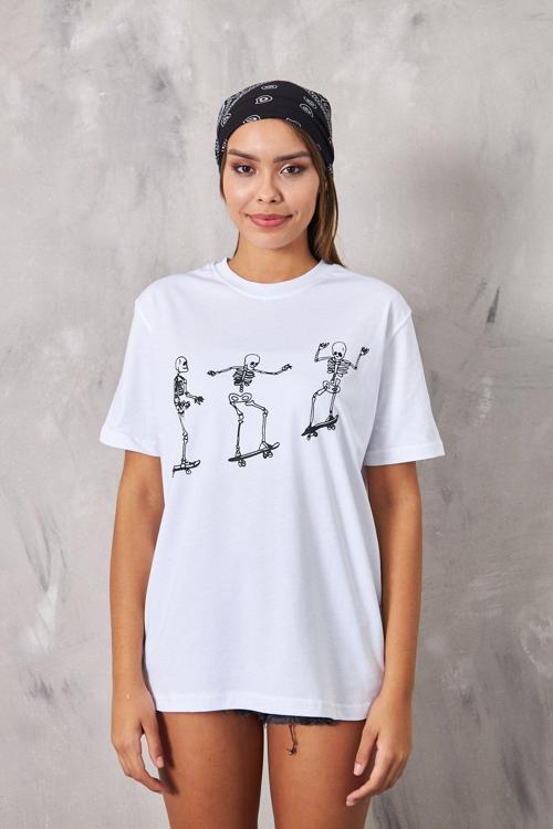 Kaykay Yapan Iskeletler Tasarım Baskılı Beyaz T-Shirt