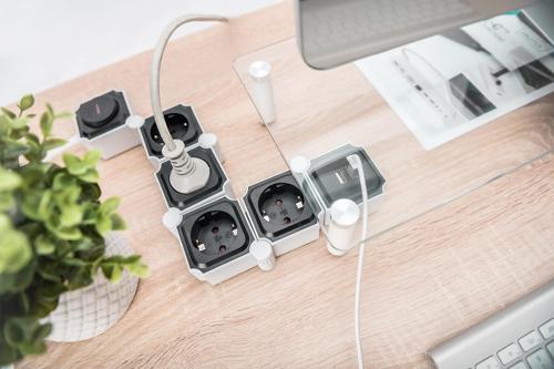 2 USB bağlantılı ve şalterli, 4 prizli esnek çoklu priz