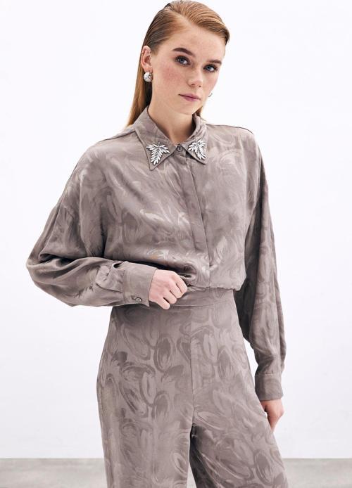 Yaka Aksesuarlı Desenli Gömlek - Vizon