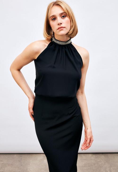 Yaka Aksesuarlı Kolsuz Bluz - Siyah