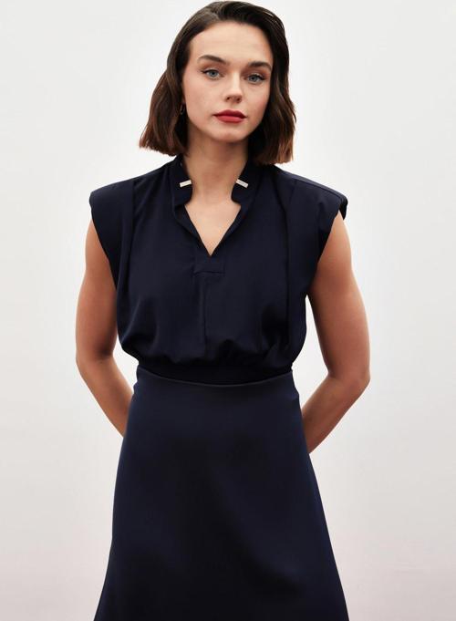 Yaka Aksesuarlı Kolsuz Bluz - Lacivert