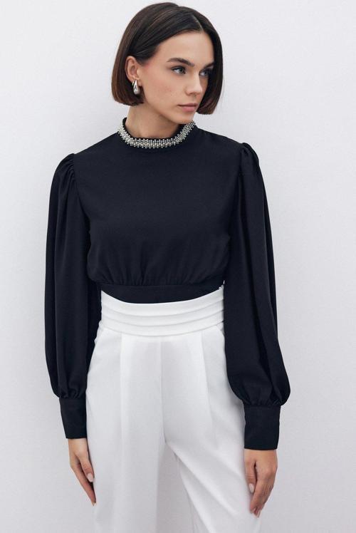 Yaka Aksesuarlı Bluz - Siyah