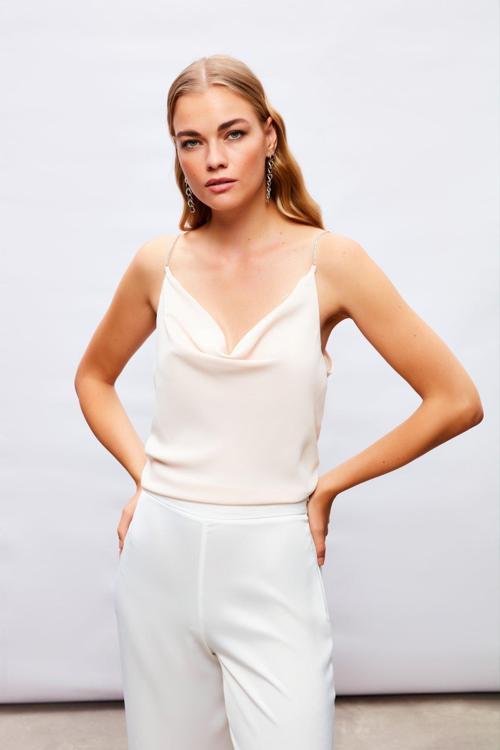 Degaje Yaka Zincir Askılı Bluz - Bej