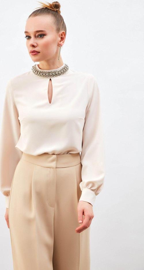 Yaka Aksesuarlı Bluz - Bej