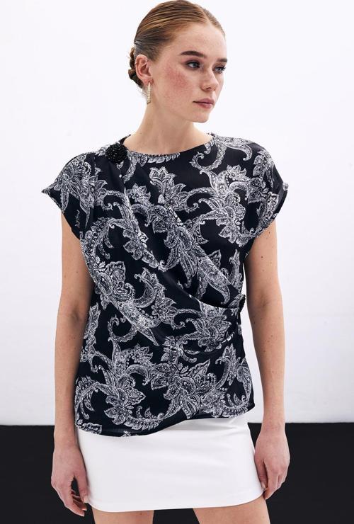 Aksesuar Detaylı Bluz - Siyah