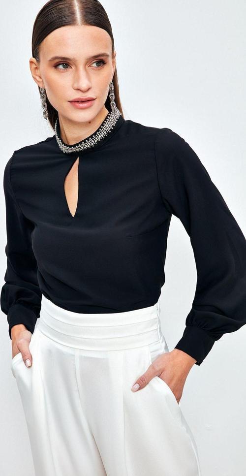 Yaka Aksesuarlı Bluz - Siyah
