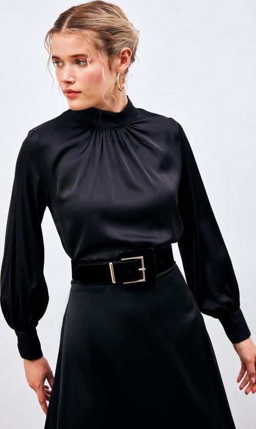 Yaka Detaylı Saten Bluz - Siyah