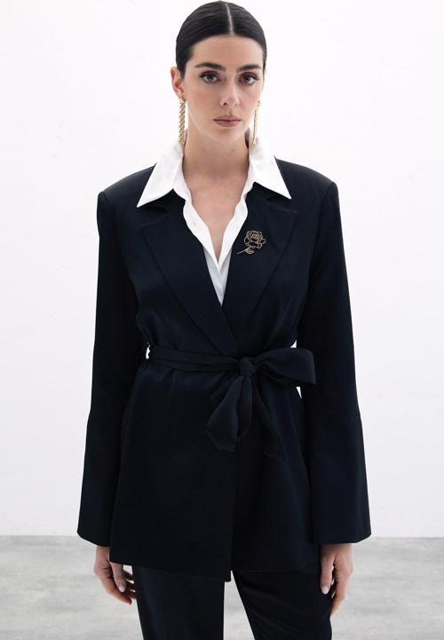 Broşlu Uzun Ceket - Siyah