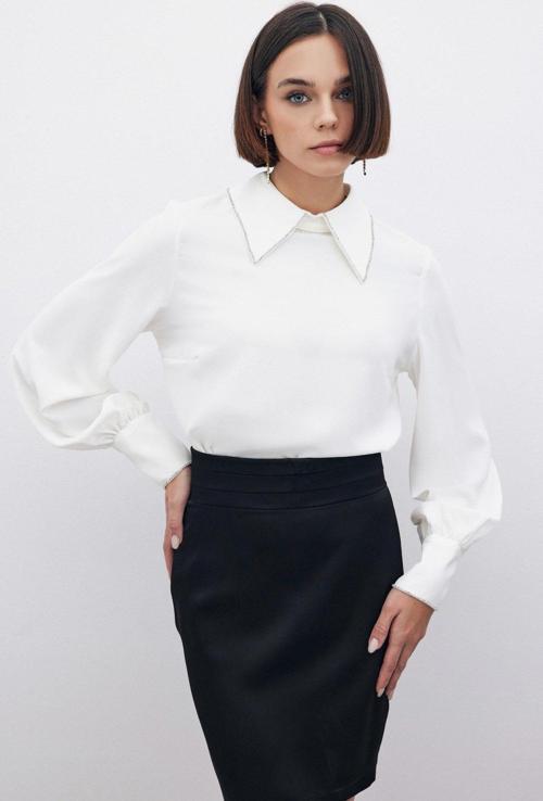 Yakası Parlak Taşlı Bluz - Ekru